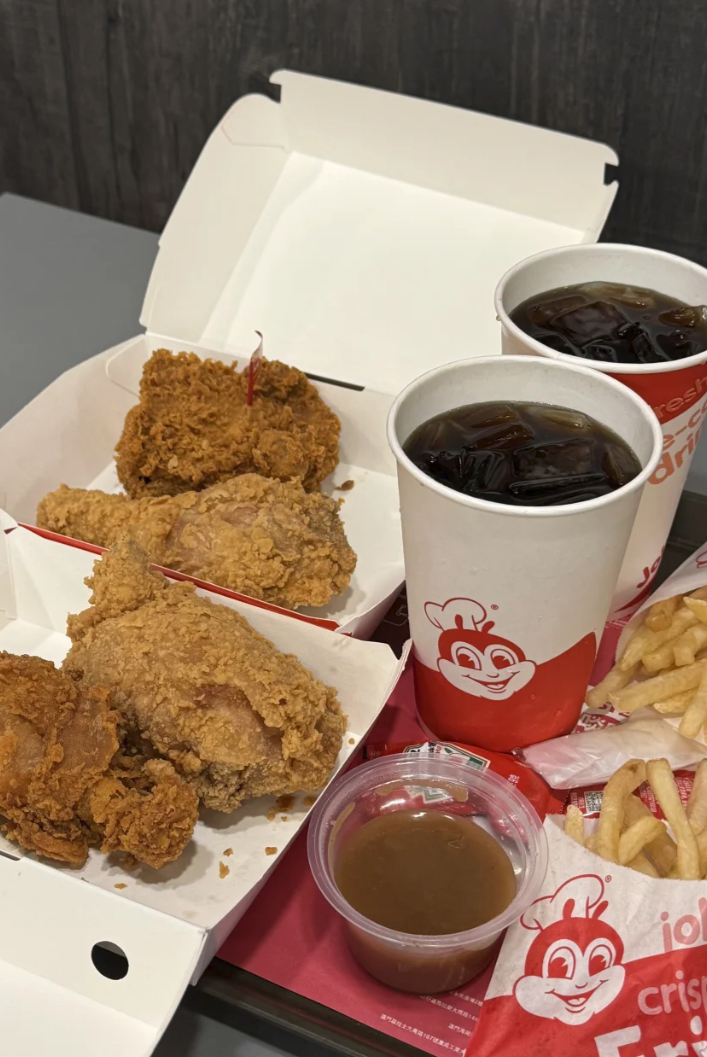 肉汁蘸料有点踩雷，多蘸两回就腻得慌，建议直接啃炸鸡更得劲；