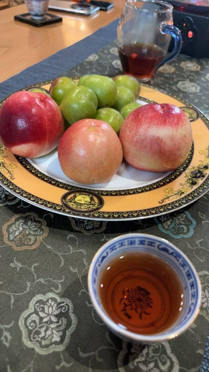 中秋将至，茶也泡好了，水果也准备好了，坐等团圆