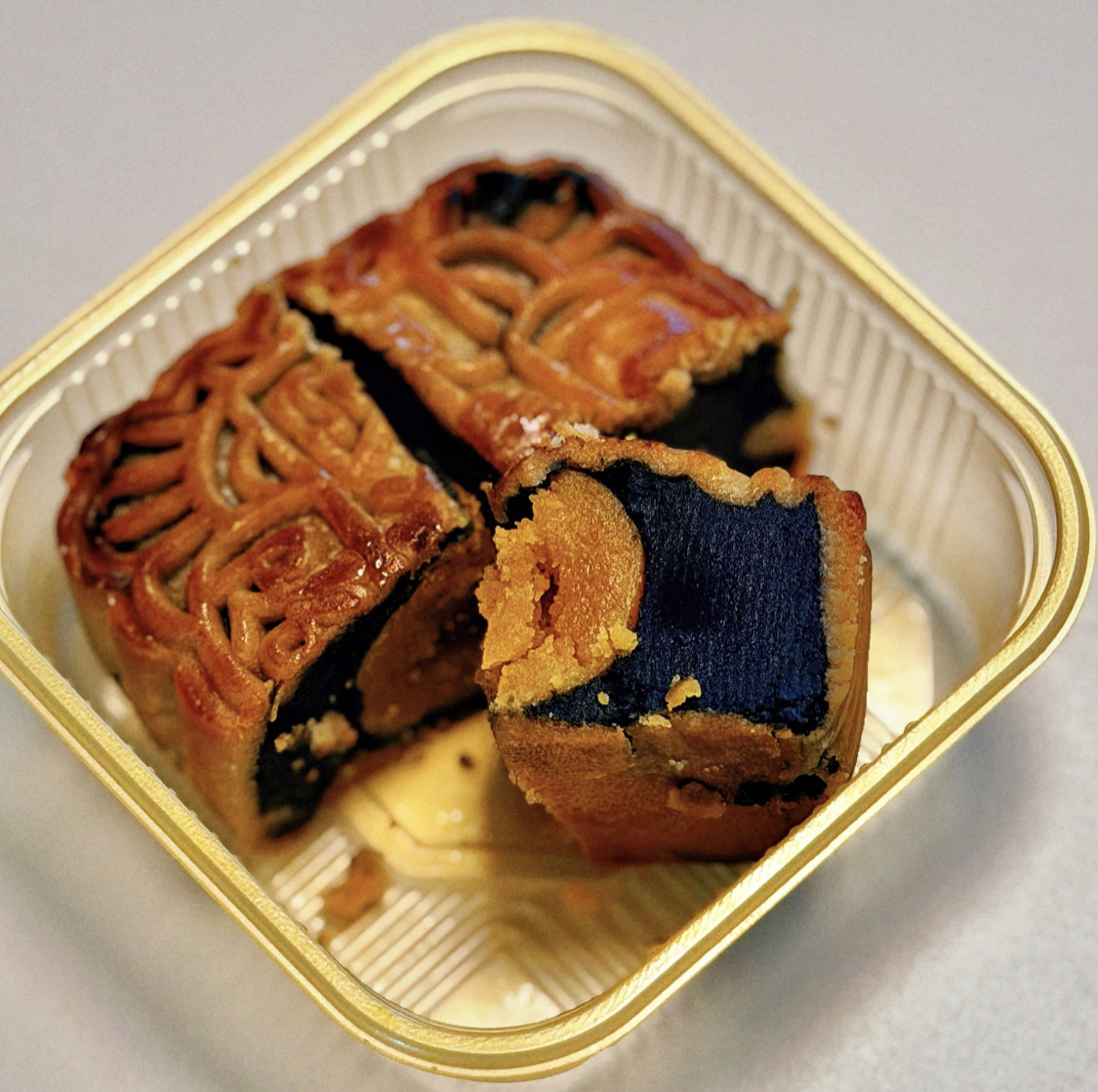 2026年第一个月饼，一生推的陈进晃柴火黑豆沙月饼，我一个人可以吃一个，真的好吃，陈皮颗粒甘香，配上黑豆沙的绵密，下午茶搭配一杯茉莉花茶