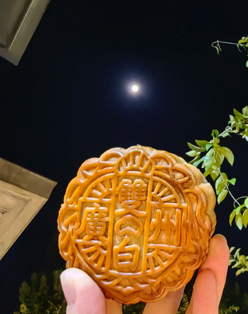 十五的月亮十六圆，中秋佳节快乐！