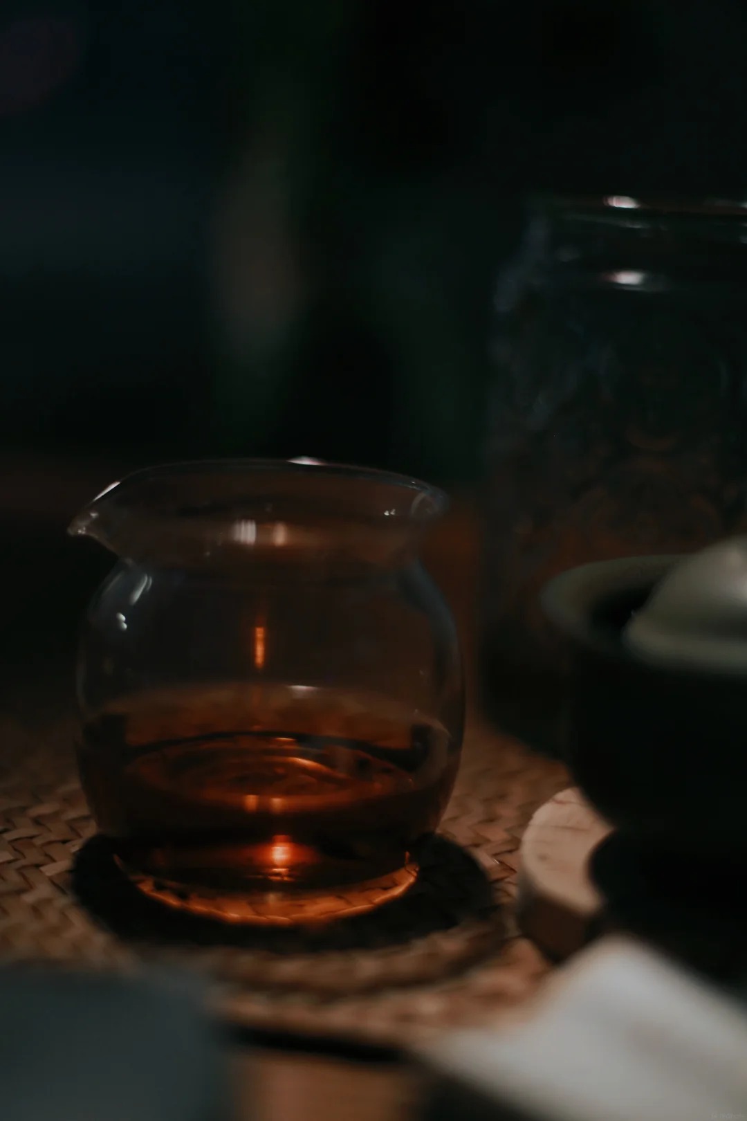 夜色落进茶杯里，是属于深夜的独处