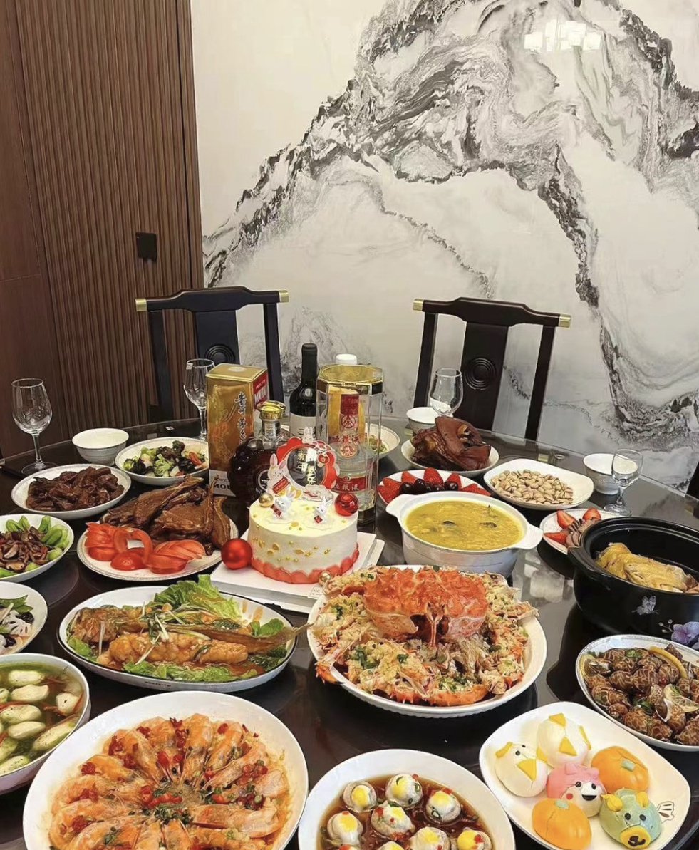 节日和家人出来酒店吃好点，省着自己做忙活好一阵子，留出点时间跟家人出去走走逛逛也好