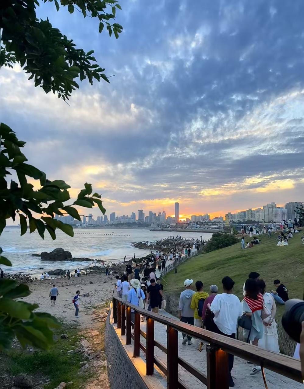 生活不只有忙碌，还有眼前的晚霞和海风