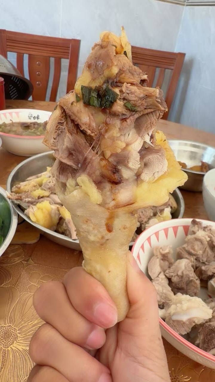 今天不减肥，先吃完这个鸡腿再说😂